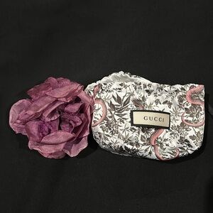 Gucci Flower Brooch with pouch